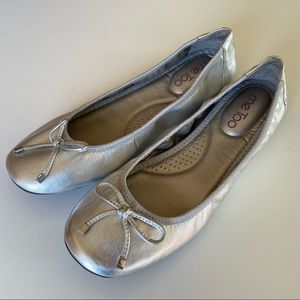 NWOB Me Too Halle Silver Leather Ballet Flats 8.5
